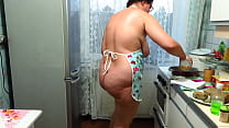 sex зрелая толстушка в фартуке на голое тело стряпает пирожки дома на кухне трясет большими натуральными сиськами porn