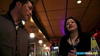 sex официантка бара набилась киску и в итоге трахнула стриптизершу из brunoymaria porn