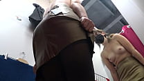 sex вуайер в торговом центре подглядывает под юбку за сочной жопой в черных нейлоновых колготках в торговом зале на porn