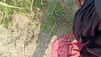 sex 村の彼女の乳首を押すことで彼女は猫の水を取り除きました porn