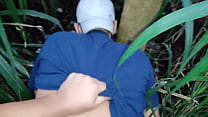 sex 茂みの中で暗くなるうちにお尻をあげる人妻 porn