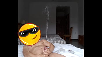 sex играть членом в маленьком отеле мастурбировать сквирт фонтан сквирт сквирт porn