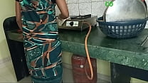 sex キッチンに行って性交するのに耐えられない部屋に電話をかけていた porn