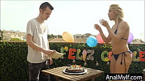 sex пасынок получает анальный сюрприз на день рождения от мачехи porn