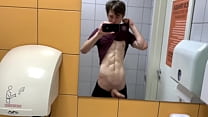 sex ホットボーイジャーキンがジムのトイレでオフriskyほとんど捕まった ハンクスかわいい porn