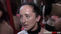 sex лицо крошки покрыто спермой во время группового минета porn