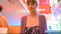 sex милая юная блондинкалюбительница алана начинает трахать себя пальцами в закусочной и становится очень мокрой porn