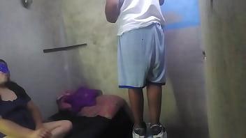 sex o pintor está trabalhando no meu quarto e eu o convidei para fazer um vídeo porn