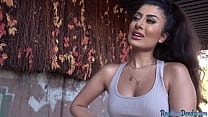 sex 曲がりくねったブルネットのbeauthyは公共の場で拾われて犯される porn