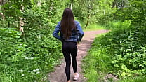 sex 森で見知らぬ男に会いすぐに茂みの中で彼女を犯した porn