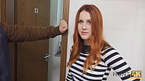 sex hunt4k寝取られは公衆トイレにとどまりハンターとのgfのセックスを見ている porn
