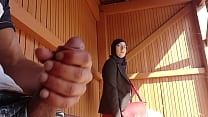 sex 若い男の子はバスを待っていたこのイスラム教徒の女の子に彼の大きな雄鶏omgで衝撃を与えます誰かが彼らを驚かせました彼は問題を抱えて逃げるかもしれません porn