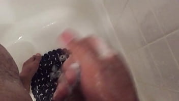 sex 三人組で顔の精子を共有する汚いフェチレズビアン porn