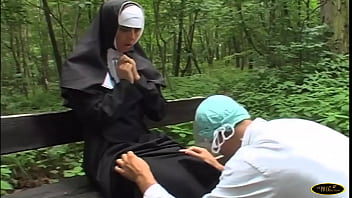 sex на кладбище религиоза не дает упросить себя трахнуть проходящему мимо доктору porn