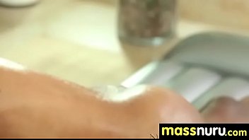sex 私は妻を新しい妻と一緒に残して風呂に入れました私は彼らの両方を性交させたいと思っていました porn