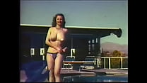 sex полненькая винтажная модель с большой грудью и шикарной упругой попкой принимает участие в съемках порнофильма на porn