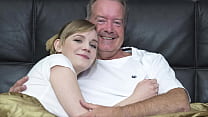 sex セクシーなブロンドはおじいちゃんの巨根に犯されるためにかがみます porn
