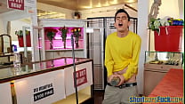 sex крошкабрюнетка с большими сиськами скачет на коротком мужике перед сексом раком porn