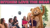 sex танцующий медведь банда возбужденных шлюх живущих лучшей жизнью с большими членами во рту porn