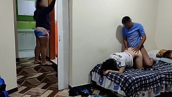 sex 隣人と私は寝取られた妻に内緒でセックスします彼女は掃除をしますそして私たちは彼女に見られずにそれをします隣人に私の巨根を入れるのはなんて素晴らしいことでしょう porn