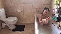 sex полностью татуированная молодая милфа с маленькими сиськами купается в ванне porn