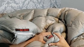 sex у downfreak есть фетиш на пуховике он трется о атласные подушки и пуховое одеяло porn