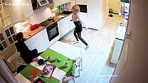 sex танцующая девушка получает минет и трахается на кухне porn