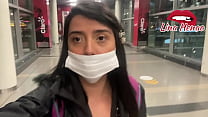 sex 露出症 私はとてもやんちゃなビッチなので飛行機に乗っているという事実を利用して噴出するまで自慰行為をしています porn