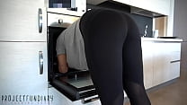 sex девушка в обтягивающих леггинсах для йоги и красных стрингах застряла в духовке папочка использовал ее для porn