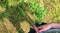 sex молоденький парниша спрятался в кустах в лесу что бы подрочить свой член и пописать porn