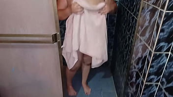 sex 私が入って来たときに彼女がシャワーを浴びている間に私の義母をスパイしている彼女は私に彼女が乾くのを手伝ってくれるように頼み私のコックを吸うことになります porn