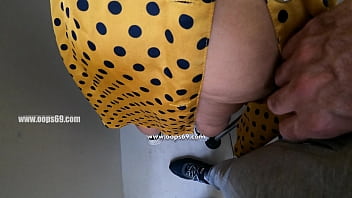 sex мужу нравится смотреть как незнакомец трогает большую задницу его жены в общественных местах таких как метро поезда porn