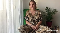 sex офелия играет со своим сексуальным телом перед зеркалом porn