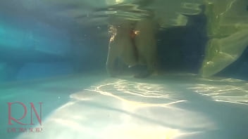 sex 수중 보지 쇼 mermaid 운지법 수음 우아하고 유연한 아기 야외 수영장에서 수중 수영 비키니 수영복을 입은 걸레 암캐는 뱀처럼 물속에서 꿈틀거리며 엉덩이와 성기를 보여줍니다 수중에서 멋진 섹스를 하고 porn