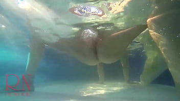 sex 수중 보지 쇼 mermaid 운지법 수음 우아하고 유연한 아기 야외 수영장에서 수중 수영 비키니 수영복을 입은 걸레 암캐는 뱀처럼 물속에서 꿈틀거리며 엉덩이와 성기를 보여줍니다 수중에서 멋진 섹스를 하고 porn