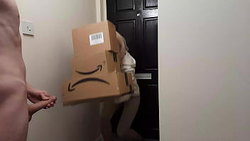 sex クレイジーは男をけいれんする必要がありますアマゾンの配達の女の子に会い彼女は彼が絶頂するのを手伝うことにしました porn