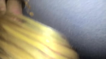 sex シシー痴女は劇場で栄光の穴のコックを吸う porn