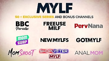 sex shoplyfter mylf подтянутую милфу и ее молодую подругублондинку забрали в подсобку для раздевания porn