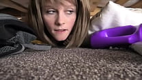 sex 英国のお母さんがベッドの下で立ち往生 porn
