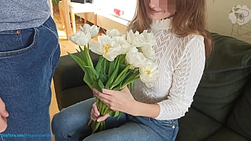 sex подарил ей цветы и молодуха согласилась на секс накончал молодую женщину после секса минетом programmerswife porn
