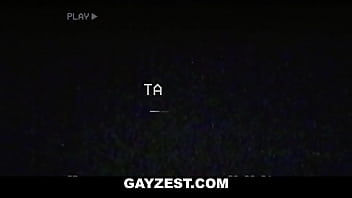 sex горячая тинка трахает тыкву пока ее накачивает зрелый серебряный папочка в тройничкеgayzestcom porn