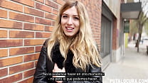 sex 愛らしいブロンドはセックスをするためにお金で通りで誘惑されます porn