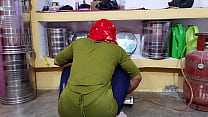 sex подругу анально трахнули на кухне пока она занята готовкой porn