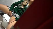 sex маленькую шлюшкушкольницу поймали за трахом пальцами в школьном туалете и в итоге она хорошо провела время со своим porn