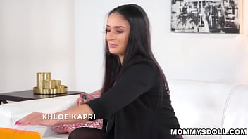 sex ледибосс шина райдер занята встречей когда ее любящая падчерица хлоя капри начала играть с ее киской желая поиграть porn