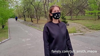 sex тинка показывает киску в парке porn