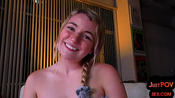 sex подросток говорит грязно сосет и скачет на жестком члене своего бойфренда в видео от первого лица porn