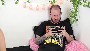 sex моя распутная подружка не позволяет мне играть в lol и заставляет меня проигрывать отсасывая мой член ари абдул и porn