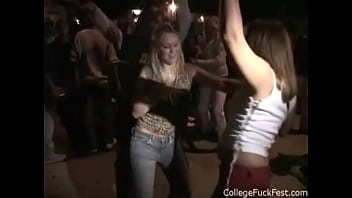 sex крошка на вечеринке в сантабарбаре лижет и трахает киску porn