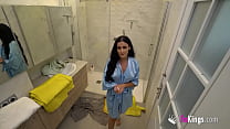 sex haix ставит ловушку для своего сантехника и трахает его на всеобщее обозрение porn